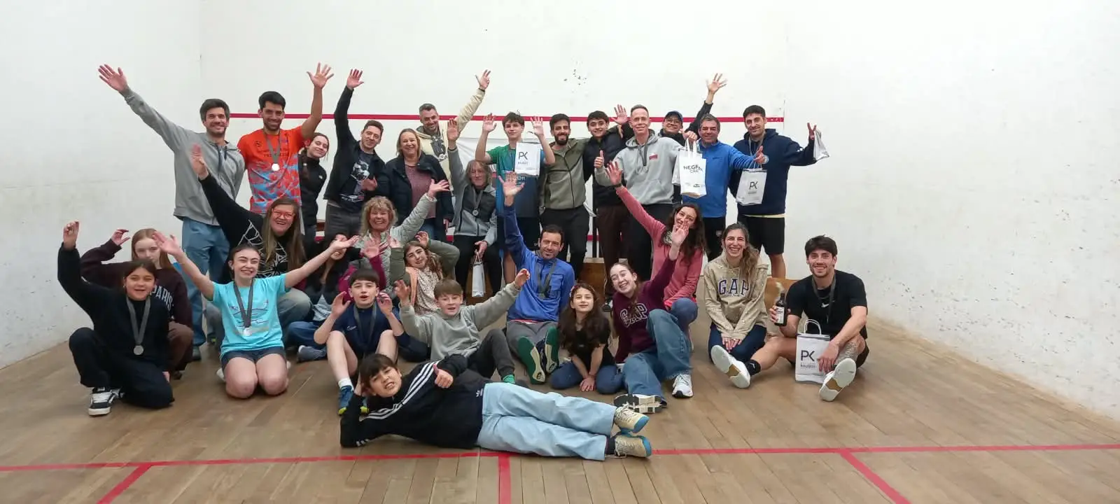 Grupo de jugadores celebrando en la cancha de Dany Squash