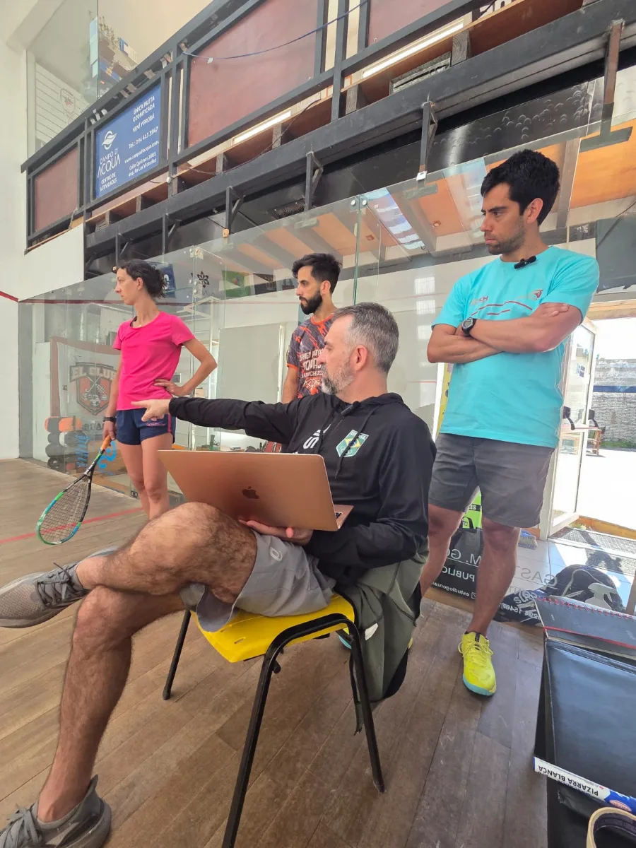 Renato Gallego coordinando una sesión de entrenamiento en Dany Squash